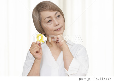 Q and A シニア女性 132113457