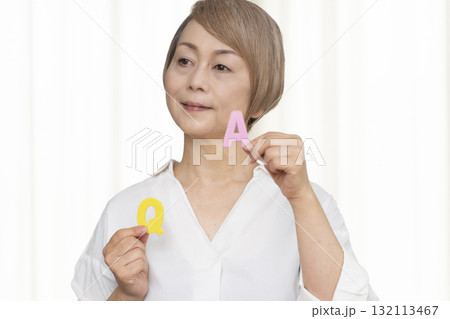 Q and A シニア女性 132113467