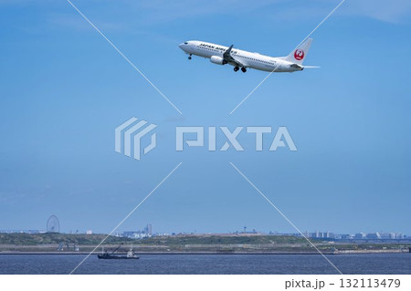 羽田空港の風景　離陸中の飛行機　東京都大田区 132113479
