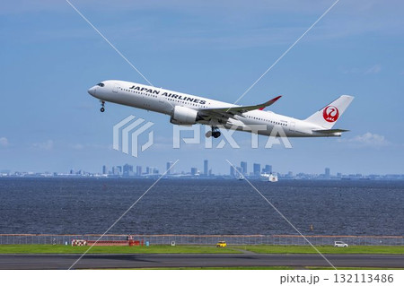 羽田空港の風景 離陸中の飛行機 東京都大田区 羽田空港の風景 離陸中の飛行機 東京都大田区 132113486