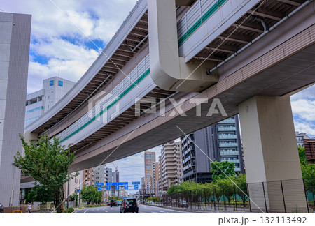 高速道路が見える都市風景 132113492