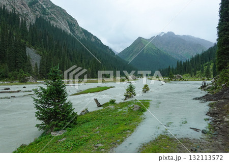 キルギス_アルティンアラシャン_カラコル峡谷 132113572