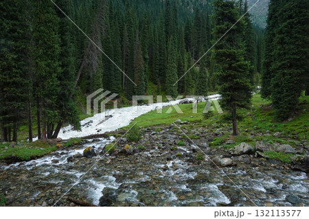 キルギス_アルティンアラシャン_カラコル峡谷 132113577