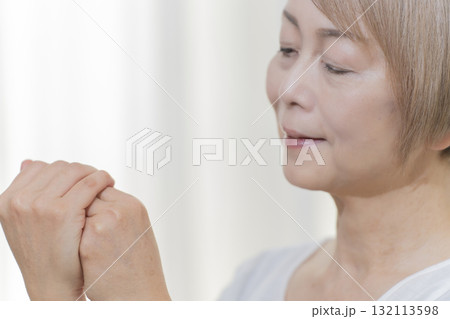手指のカサつきにクリームを塗るシニア女性 132113598
