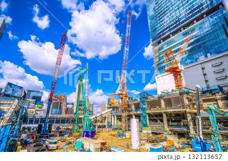 日本の東京都市景観10月17日。クローラークレーンなどの巨大重機がズラリ…。円柱形構造物が…＝渋谷 132113657