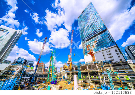 日本の東京都市景観10月17日。クローラークレーンなどの巨大重機がズラリ…。円柱形構造物が…＝渋谷 132113658
