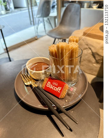 カフェで飲むチャイとチュロス 132113710