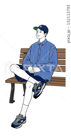 ストライプシャツにショーツ姿の男性 132113793