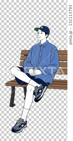 ストライプシャツにショーツ姿の男性 132113793