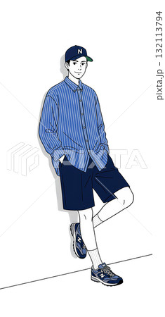 ストライプシャツにショーツ姿の男性 132113794