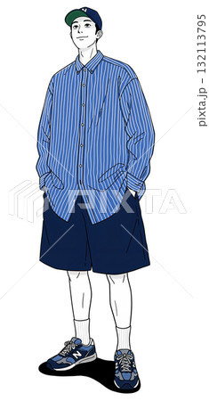ストライプシャツにショーツ姿の男性 132113795