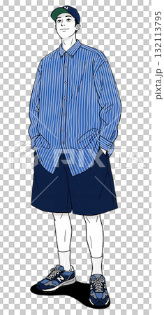 ストライプシャツにショーツ姿の男性 132113795