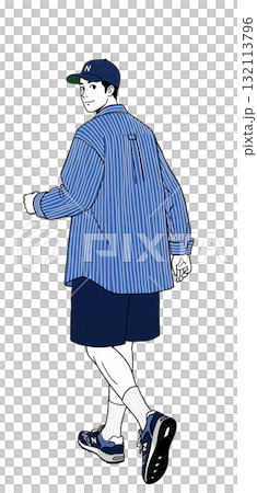 一名身穿條紋襯衫和短褲的男子 132113796