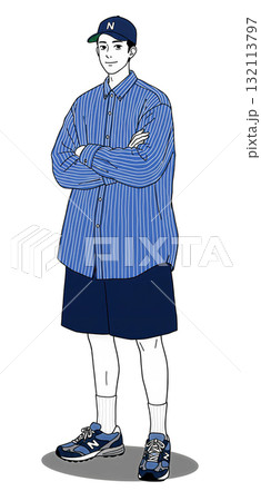 ストライプシャツにショーツ姿の男性 132113797