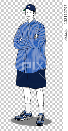 ストライプシャツにショーツ姿の男性 132113797