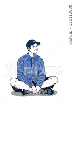 ストライプシャツにショーツ姿の男性 132113800