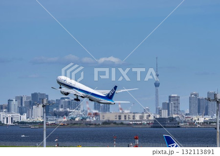 羽田空港の風景 離陸中の飛行機と東京スカイツリー 東京都大田区 羽田空港の風景 離陸中の飛行機と東京スカイツリー 東京都大田区 132113891
