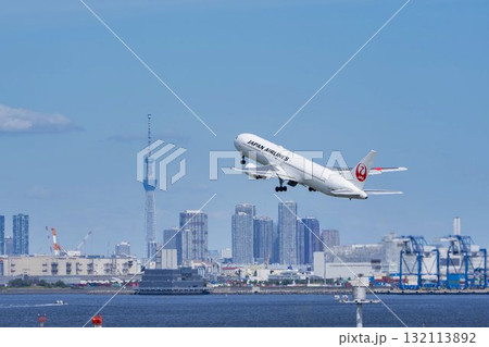 羽田空港の風景 離陸中の飛行機と東京スカイツリー 東京都大田区 羽田空港の風景 離陸中の飛行機と東京スカイツリー 東京都大田区 132113892