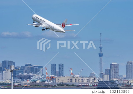 羽田空港の風景　離陸中の飛行機と東京スカイツリー　東京都大田区 132113893