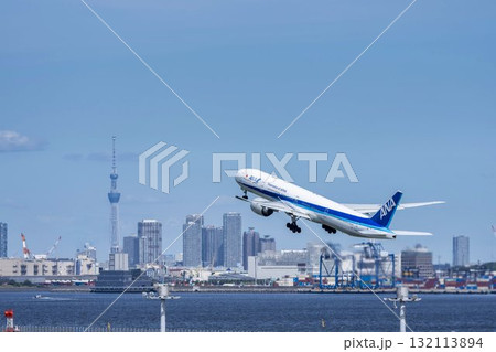 羽田空港の風景 離陸中の飛行機と東京スカイツリー 東京都大田区 羽田空港の風景 離陸中の飛行機と東京スカイツリー 東京都大田区 132113894