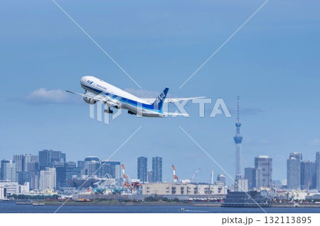羽田空港の風景　離陸中の飛行機と東京スカイツリー　東京都大田区 132113895