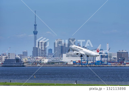 羽田空港の風景　離陸中の飛行機と東京スカイツリー　東京都大田区 132113898