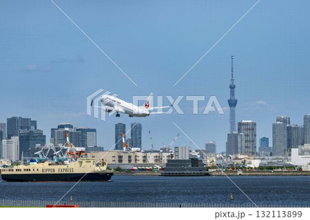 羽田空港の風景　離陸中の飛行機と東京スカイツリー　東京都大田区 132113899