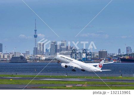 羽田空港の風景　離陸中の飛行機と東京スカイツリー　東京都大田区 132113901