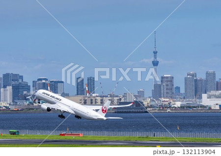 羽田空港の風景　離陸中の飛行機と東京スカイツリー　東京都大田区 132113904