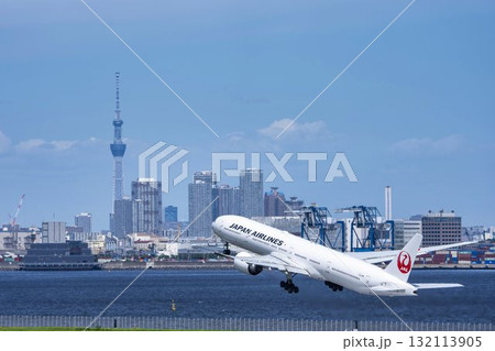 羽田空港の風景　離陸中の飛行機と東京スカイツリー　東京都大田区 132113905