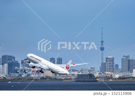 羽田空港の風景　離陸中の飛行機と東京スカイツリー　東京都大田区 132113906