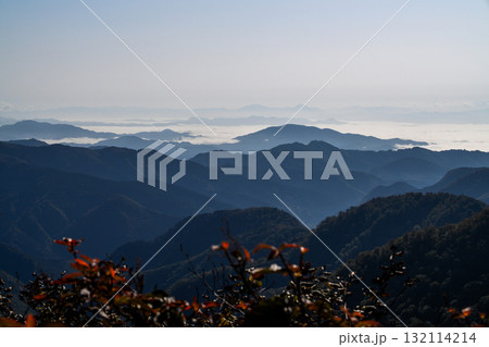 藤里駒ヶ岳山頂からの絶景 雲海と幾重にも重なる山並み（白神山地・初秋） 132114214