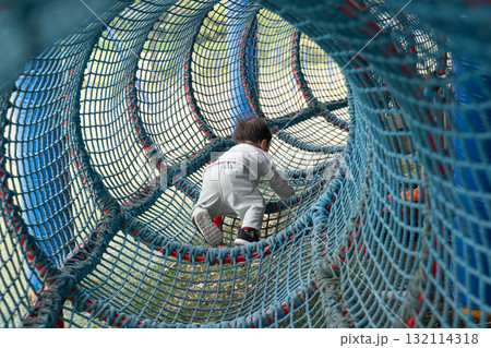 公園の遊具で遊ぶ男の子 公園の遊具で遊ぶ男の子 132114318