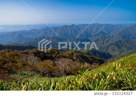 藤里駒ヶ岳山頂からの眺望 初秋の山並みの先に男鹿半島を望む(白神山地) 藤里駒ヶ岳山頂からの眺望 初秋の山並みの先に男鹿半島を望む(白神山地) 132114327