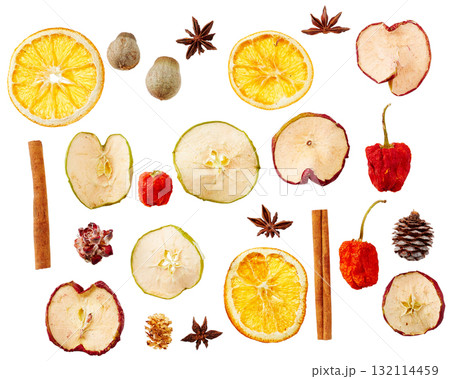 ドライフルーツとスパイスのフラットレイ（白背景・冬・ハーブティー素材） 132114459