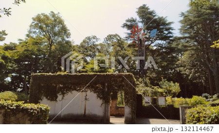 港の見える丘公園　フランス領事館遺構と風車 132114467
