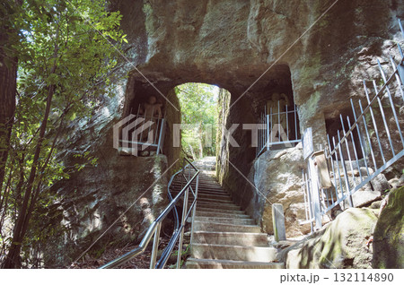 千葉　鋸山の二天門 132114890