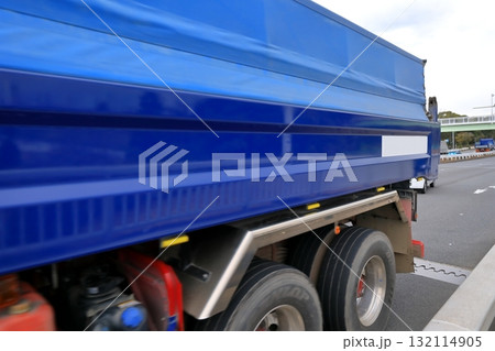ダンプトラック 132114905