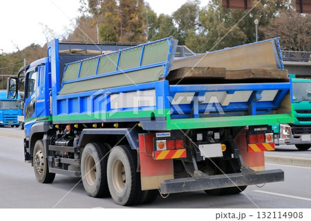 ダンプトラック 132114908