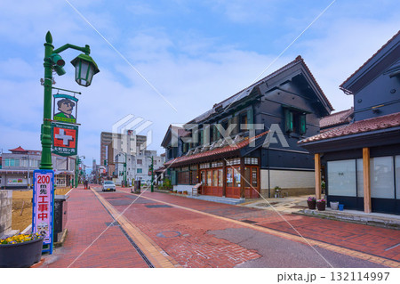 福島県会津若松市の野口英世青春通りのレトロな商家 132114997