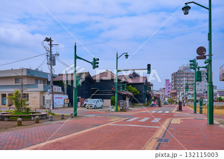 福島県会津若松市の野口英世青春通りと北小路通りの交差点付近のレトロな商家 132115003