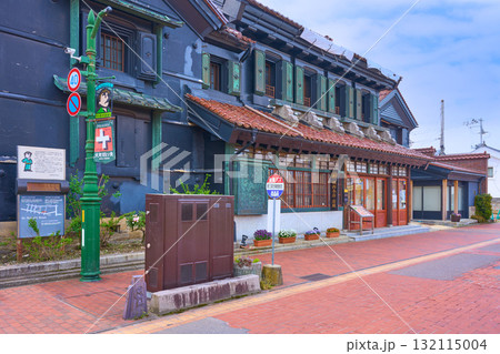 福島県会津若松市の野口英世青春通りの商家と野口英世青春館前バス停 132115004