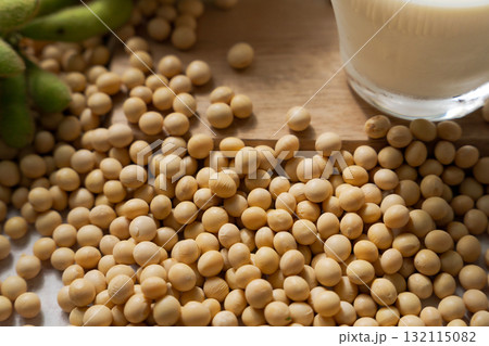 大豆と豆乳の入ったグラス 132115082