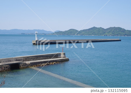豊町久比沖の防波堤の景色 132115095