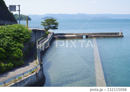 豊町久比漁港の防波堤の景色 132115098