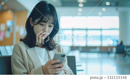 スマホを操作する女性 132115148