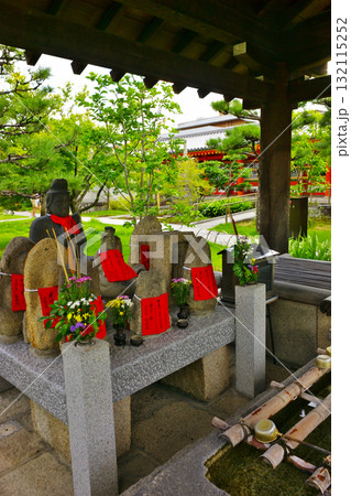 三十三間堂の堂々たる風格のある情景 132115252