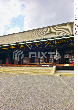 三十三間堂の堂々たる風格のある本堂 132115253