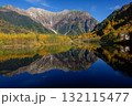 秋映える穂高の水鏡 132115477