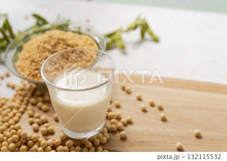 大豆と豆乳の入ったグラス 大豆と豆乳の入ったグラス 132115532